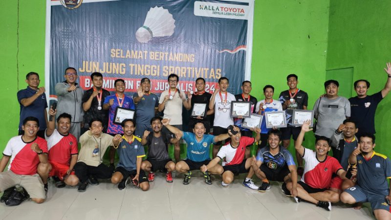 Perwakilan Dinas Bina MCK dan Tata Ruang Pinrang Keluar Sebagai Juara 1 Badminton Fun Jurnalis 2024