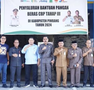 Pj.Bupati Pinrang di Dampingi Kepala Bulog Pinrang, Melepas Bantuan Pangan di Kantor Logistik Bulog Pinrang