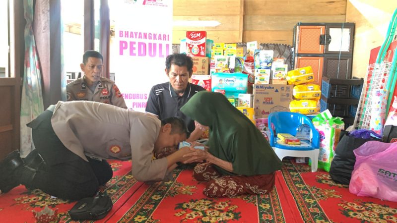 Kapolres Pinrang Bersama Ketua Bhayangkari Cabang Pinrang, Mengantar Pulang Kerumah Korban Anak Yang Dianiaya Oleh Ayah Kandungnya