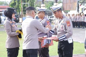 Kapolres Pinrang Pimpin Upacara Pemberian Penghargaan Kepada Personil yang Dinilai Berprestasi di Polres Pinrang