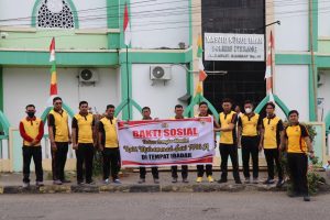 Peringati Maulid Nabi, Polres Pinrang Gelar Bakti Religi Bersih Bersih Masjid