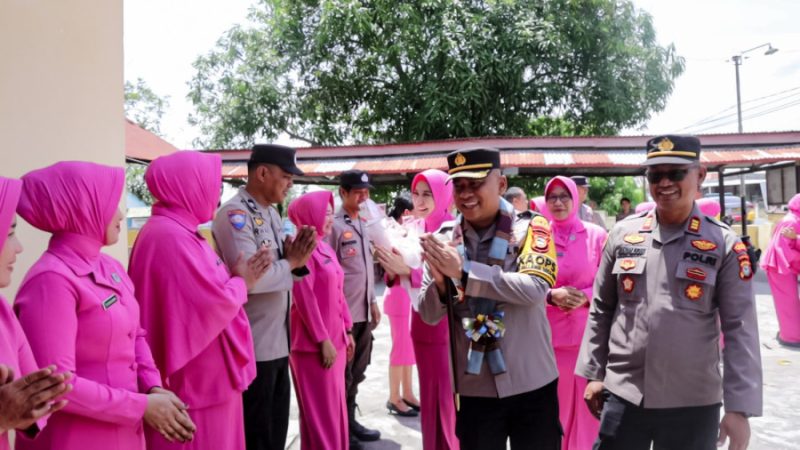 Kunjungan Kerja Kapolres Pinrang Didampingi Ketua Bhayangkari Cabang Pinrang ke Polsek Tiroang