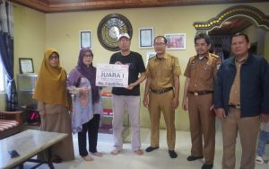 Pengrajin Berpetasi di Ajang Lomba Produk Kriya Sulsel, Terima Penghargaan Dari Pj. Ketua Dekranasda Pinrang DR. Uswatun Hasanah