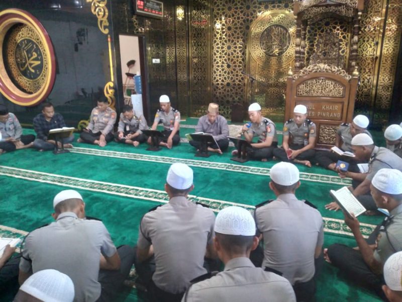 Membentuk Moral Yang Baik, Polres Pinrang Laksanakan Gelar Yasinan di Mesjid Nurul khaer