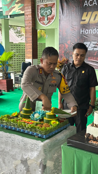 Hadiri Acara Syukuran HUT Ke-61 Yonif 721/Mks Kapolres Pinrang Potong Nasi Tumpeng