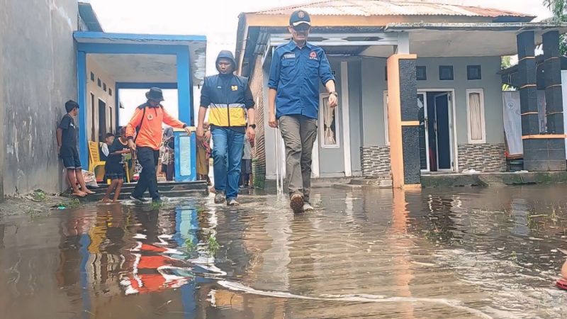 Sekda Pinrang Sekaligus Pelaksana Tugas Kepala Dinas DLH Andi Calo Kerrang Berikan Bantuan Warga Terdampak Bencana Angin Puting di Ujung Lero