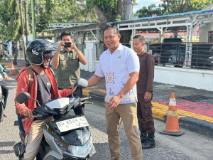 Setelah Melaksanakan Gerai Pasar Murah, Kajari Pinrang Bersama Ketua IAD Kembali Bagi-Bagi Takjil