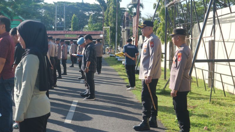 Kapolres Pinrang Lakukan Pengecekan Disiplin Personel Saat Apel Pagi