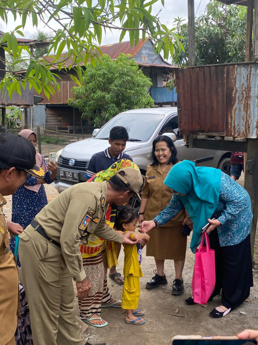 Bentuk Kepedulian Ketua TP PKK Kabupaten Pinrang Salurkan Bantuan Kepada Korban Angin Puting Beliung